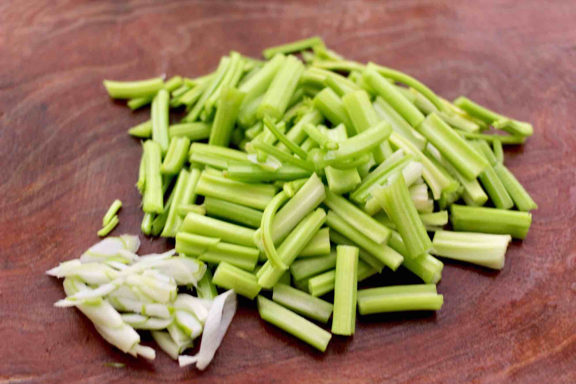 芹菜炒香菇的做法-咸鮮味炒菜譜