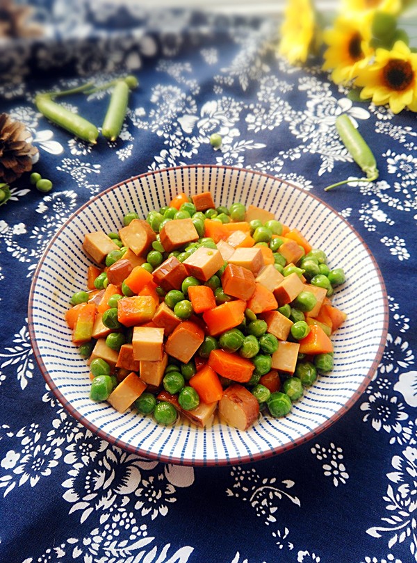 時蔬燴雞蛋干的做法-家常味炒菜譜-易網(wǎng)健康養(yǎng)生網(wǎng) 時蔬燴雞蛋干的做法-家常味炒菜譜