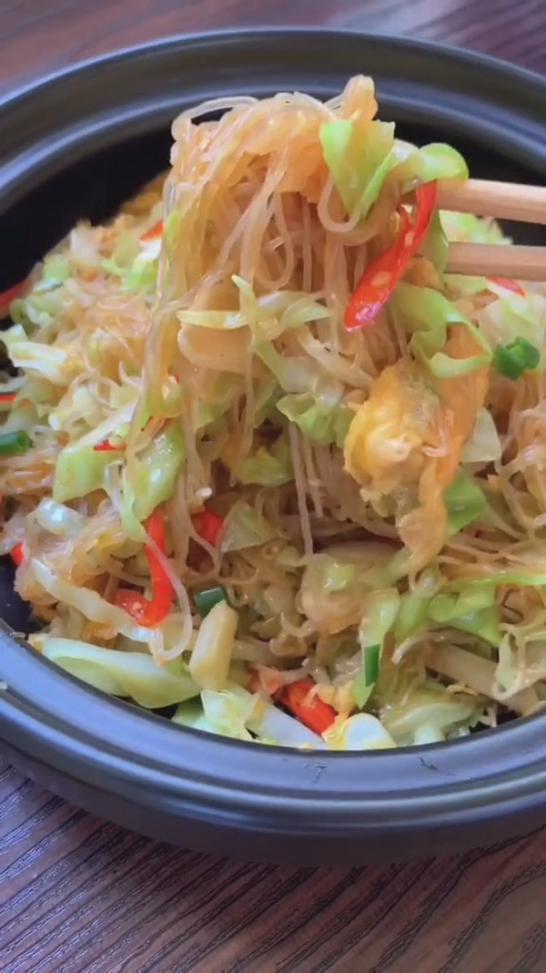 圓白菜炒粉絲的做法-家常味炒菜譜