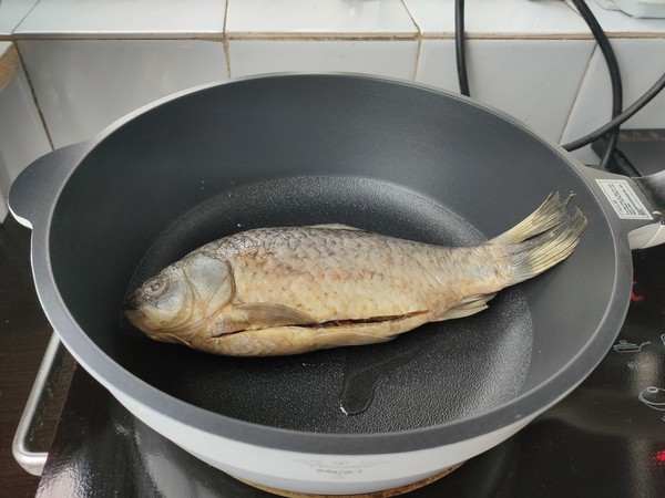 鯽魚豆腐湯的做法-咸鮮味煮菜譜
