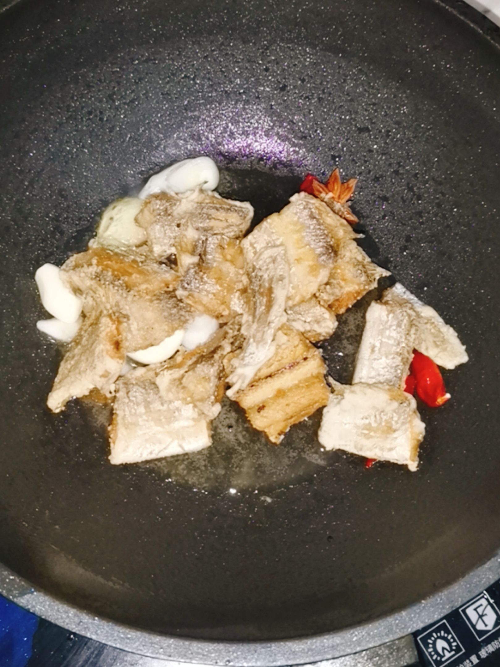 紅燒帶魚的做法-咸鮮味炸菜譜-易網健康養生網 紅燒帶魚的做法-咸鮮味炸菜譜