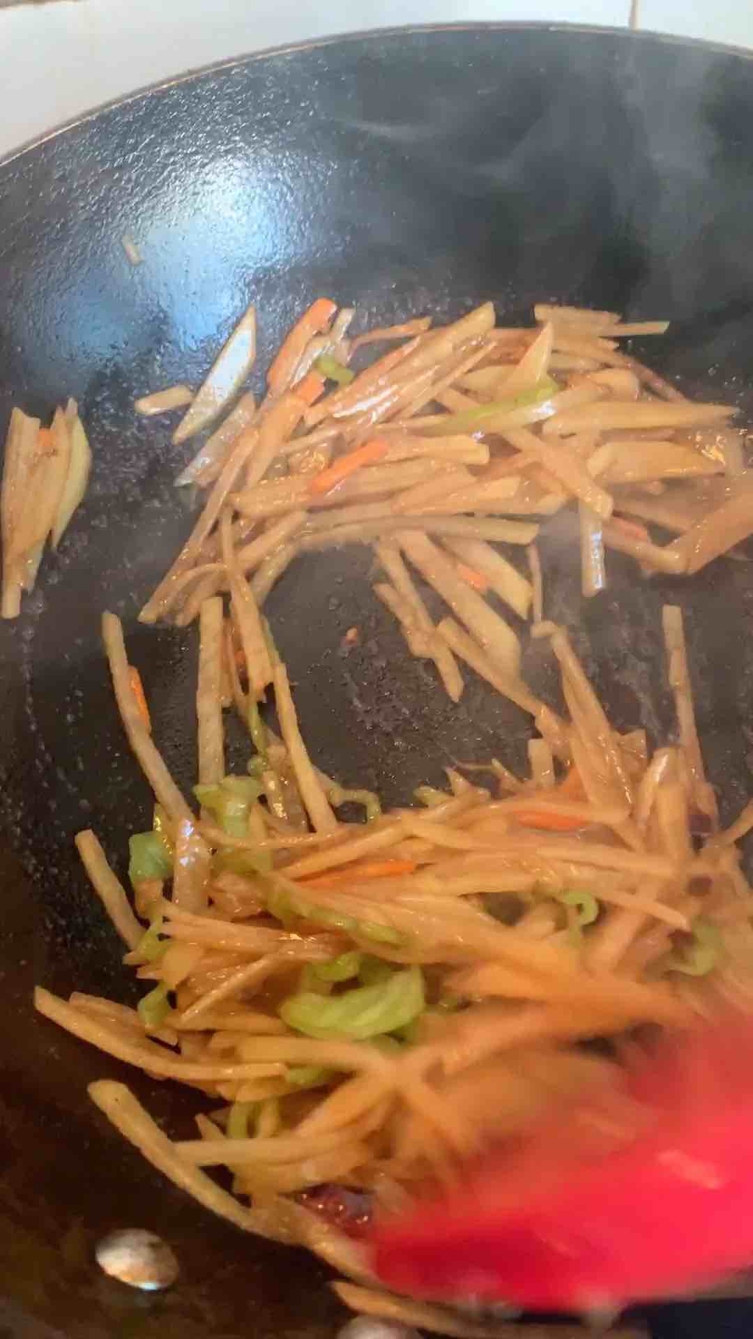 超級(jí)好吃的酸辣土豆絲的做法-香辣味炒菜譜