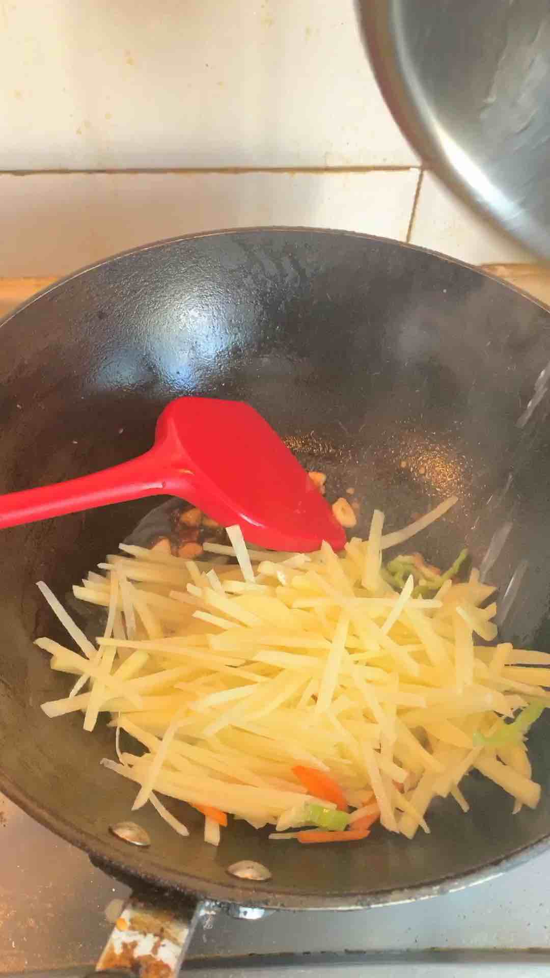 超級(jí)好吃的酸辣土豆絲的做法-香辣味炒菜譜