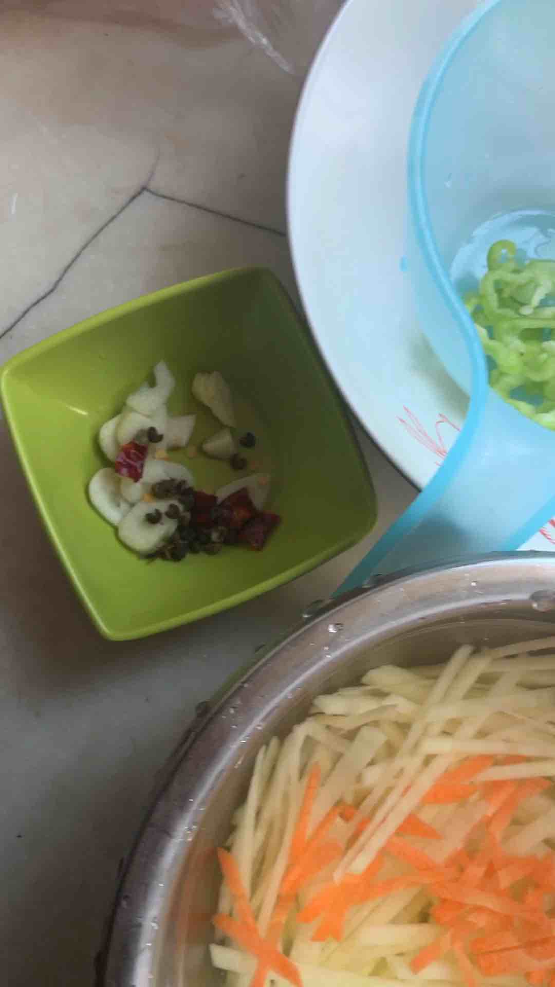 超級(jí)好吃的酸辣土豆絲的做法-香辣味炒菜譜