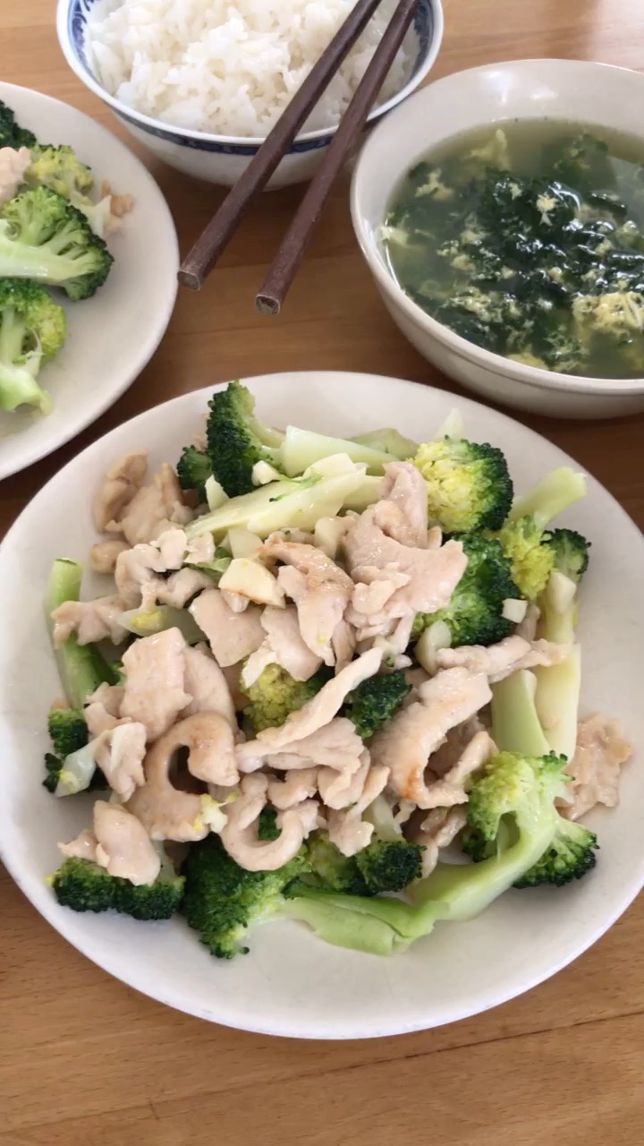 西蘭花炒雞肉的做法-家常味炒菜譜