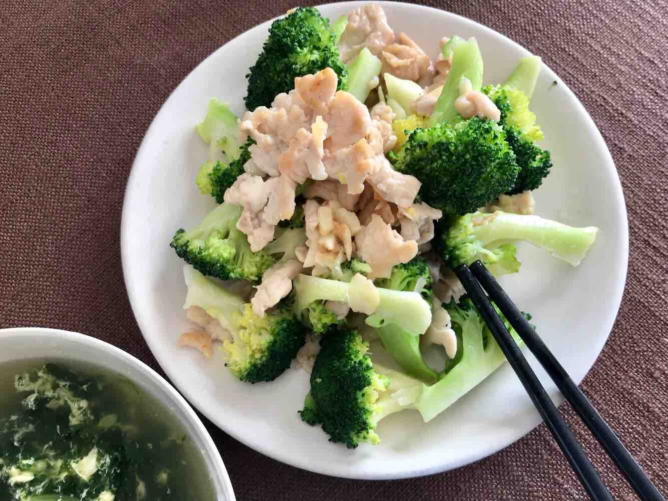 西蘭花炒雞肉的做法-家常味炒菜譜