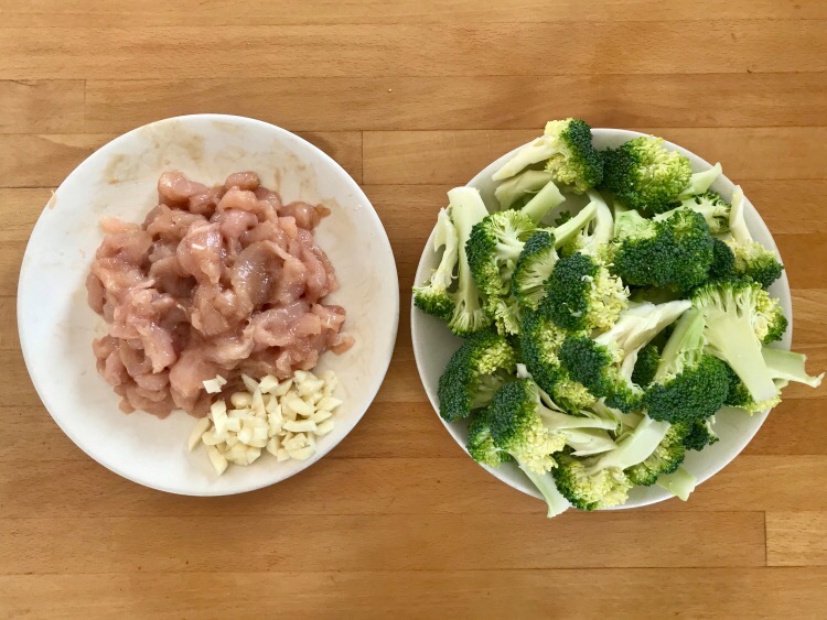 西蘭花炒雞肉的做法-家常味炒菜譜