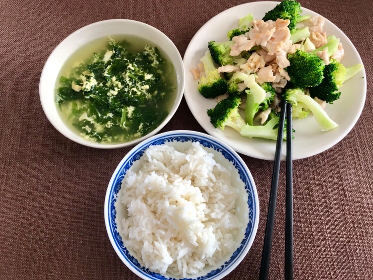 西蘭花炒雞肉的做法-家常味炒菜譜