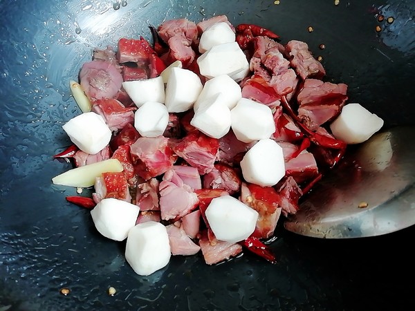 臘鴨燜芋頭的做法-香辣味燜菜譜