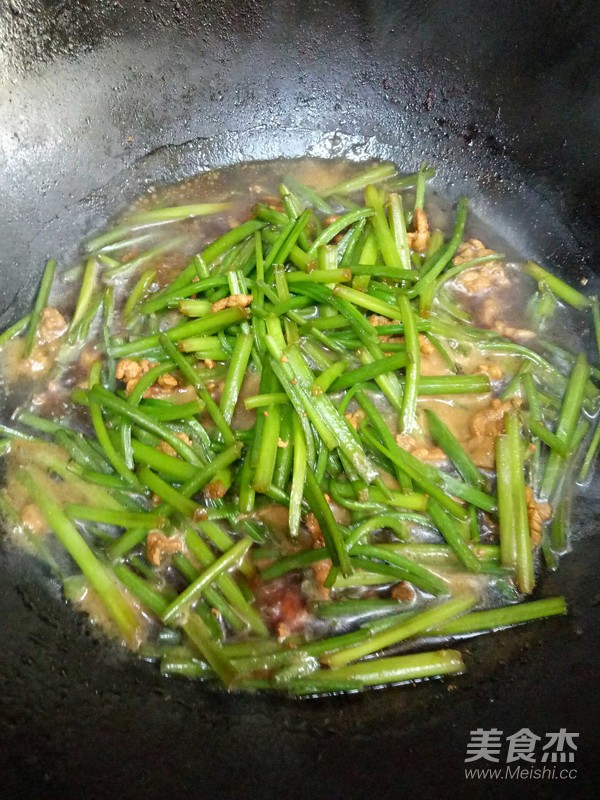 韭菜花炒肉的做法-家常味爆菜譜