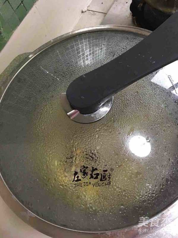 土豆茶樹菇燜雞肉的做法-咸鮮味燜菜譜