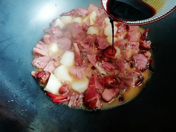 臘鴨燜芋頭的做法-香辣味燜菜譜