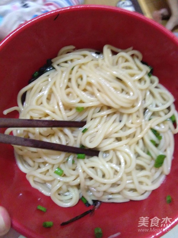 萌寶牌蔥油拌面的做法-醬香味拌菜譜