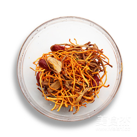 【滋補暖心】黃花菜蟲草花燉雞湯的做法-家常味燉菜譜