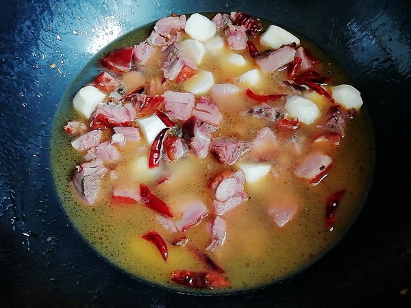 臘鴨燜芋頭的做法-香辣味燜菜譜