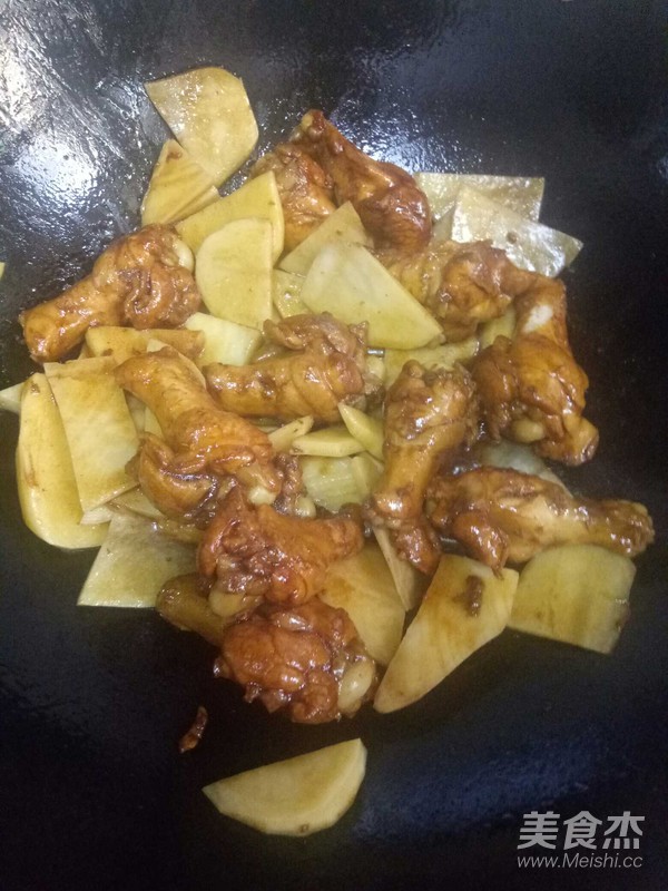 雞翅根炒土豆片的做法-家常味爆菜譜