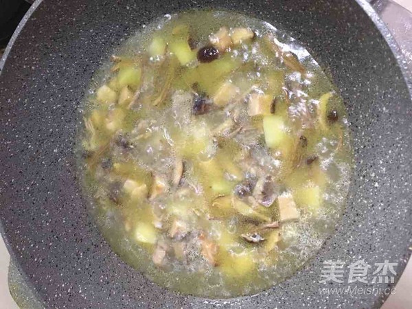 土豆茶樹菇燜雞肉的做法-咸鮮味燜菜譜