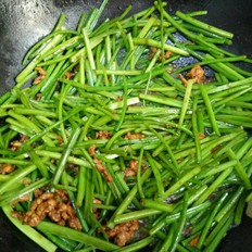 韭菜花炒肉的做法-家常味爆菜譜