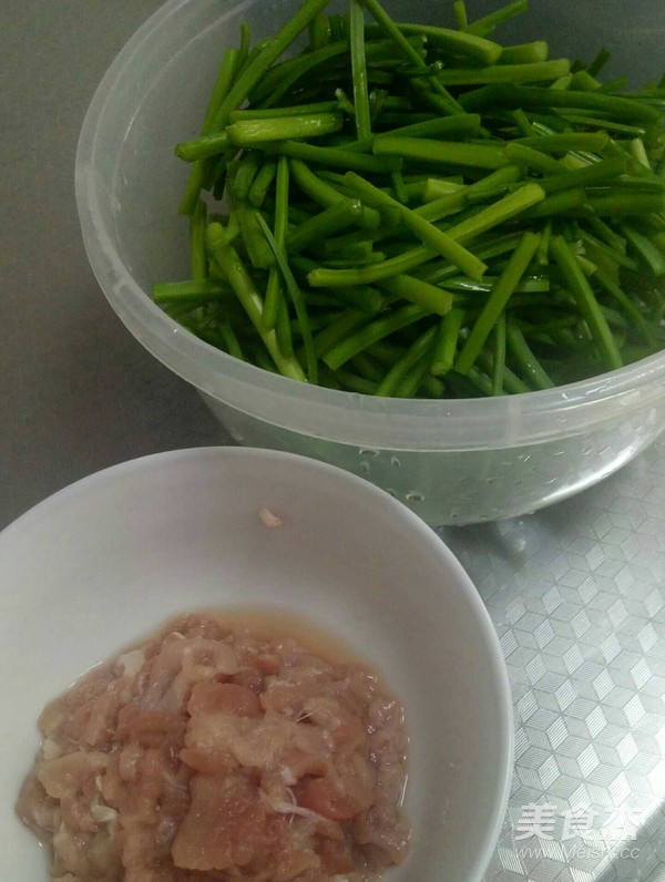 韭菜花炒肉的做法-家常味爆菜譜