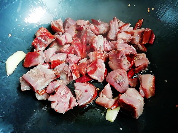 臘鴨燜芋頭的做法-香辣味燜菜譜