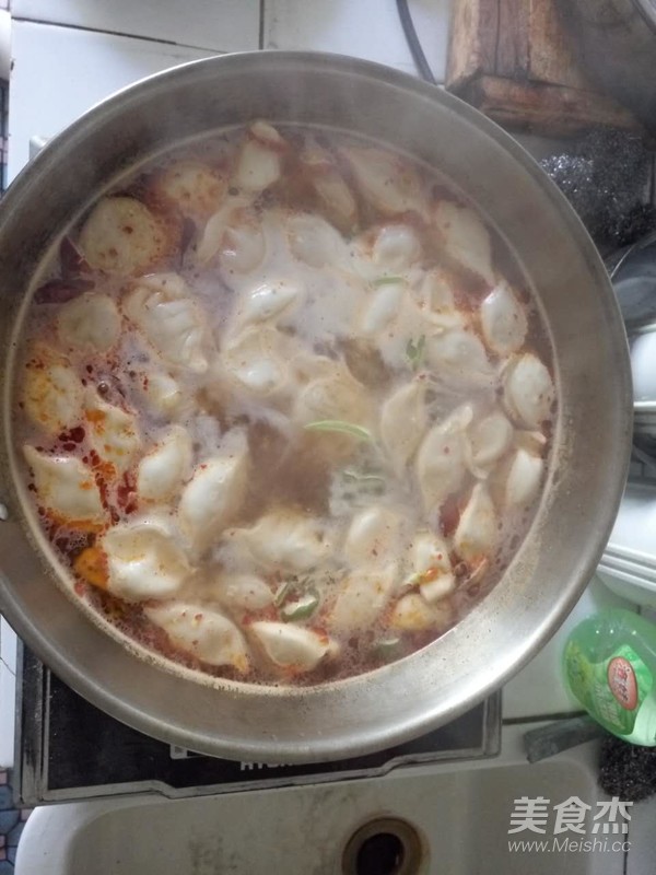 瞎搗亂的火鍋餃子的做法-紅油味煮菜譜