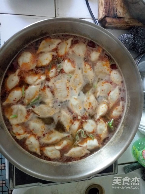 瞎搗亂的火鍋餃子的做法-紅油味煮菜譜