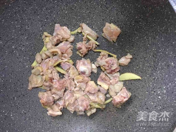 土豆茶樹菇燜雞肉的做法-咸鮮味燜菜譜