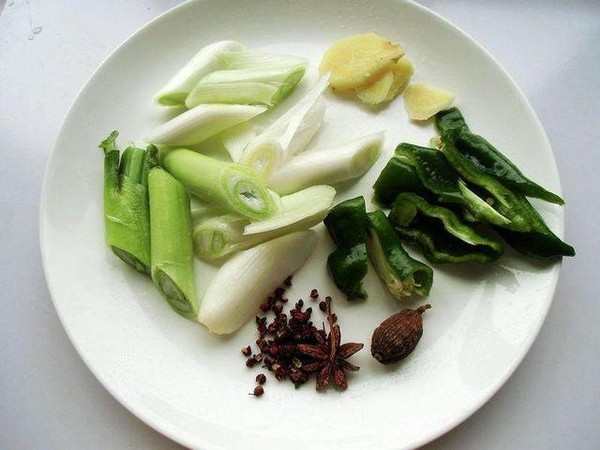 大盤牛肉的做法-香辣味燒菜譜-易網(wǎng)健康養(yǎng)生網(wǎng) 大盤牛肉的做法-香辣味燒菜譜