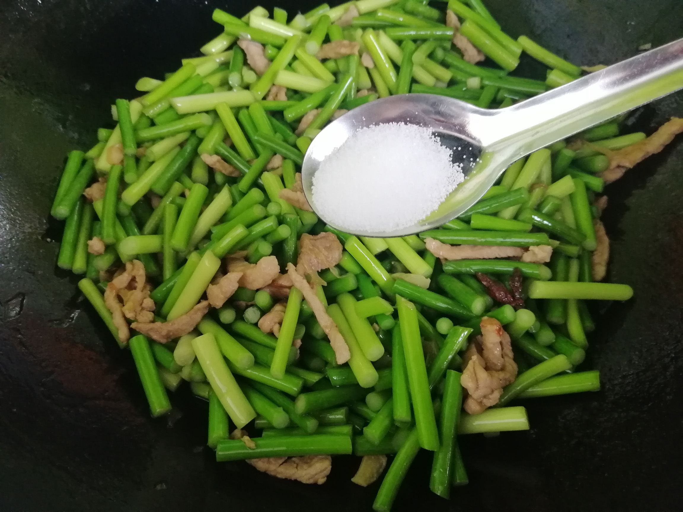 蒜苔炒肉，小朋友來做菜的做法-家常味炒菜譜