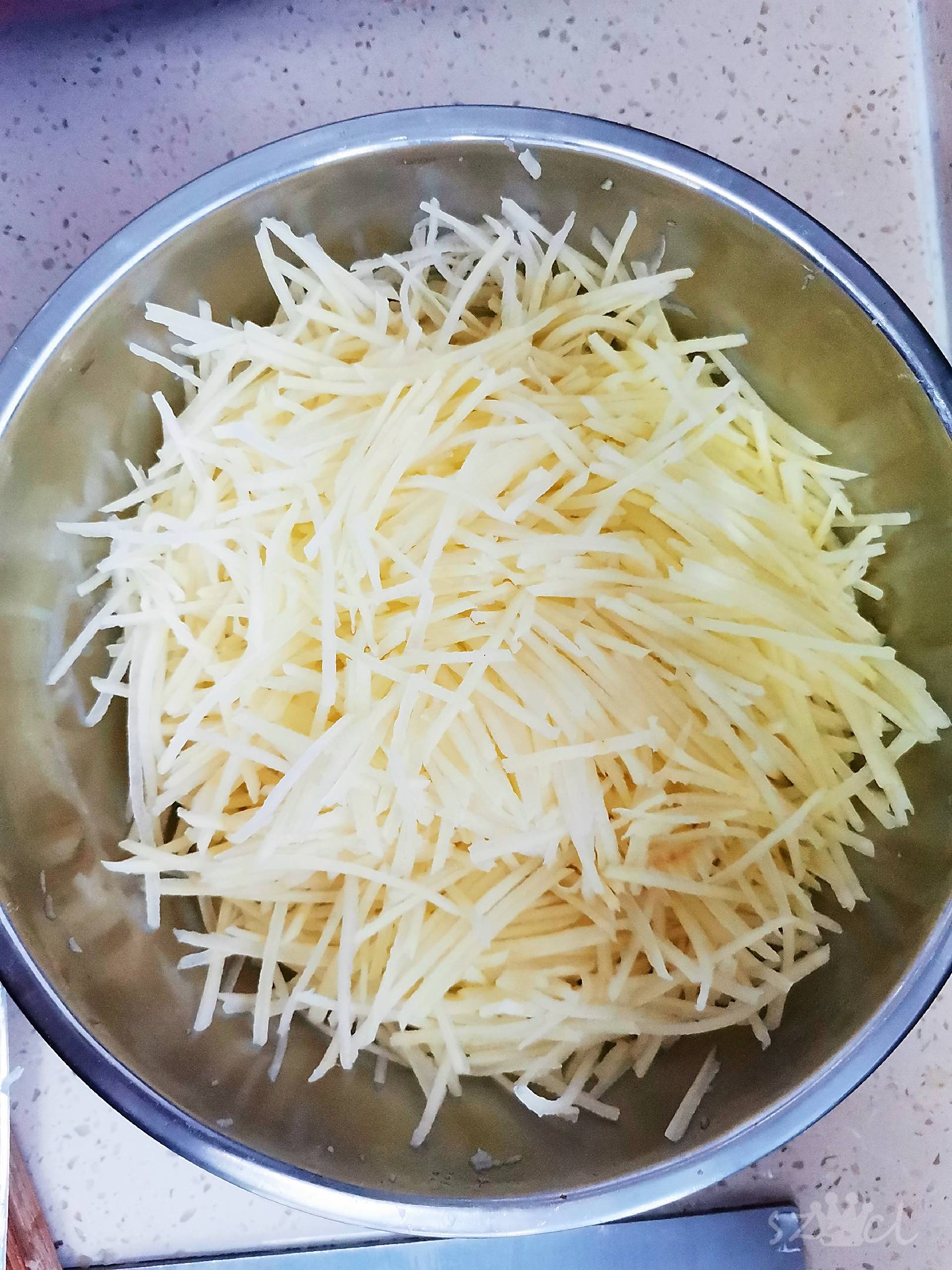 炒土豆絲的做法-咸鮮味炒菜譜-易網<a href=http://www.gyfww.com/ target=_blank class=infotextkey>健康養生</a>網 炒土豆絲的做法-咸鮮味炒菜譜