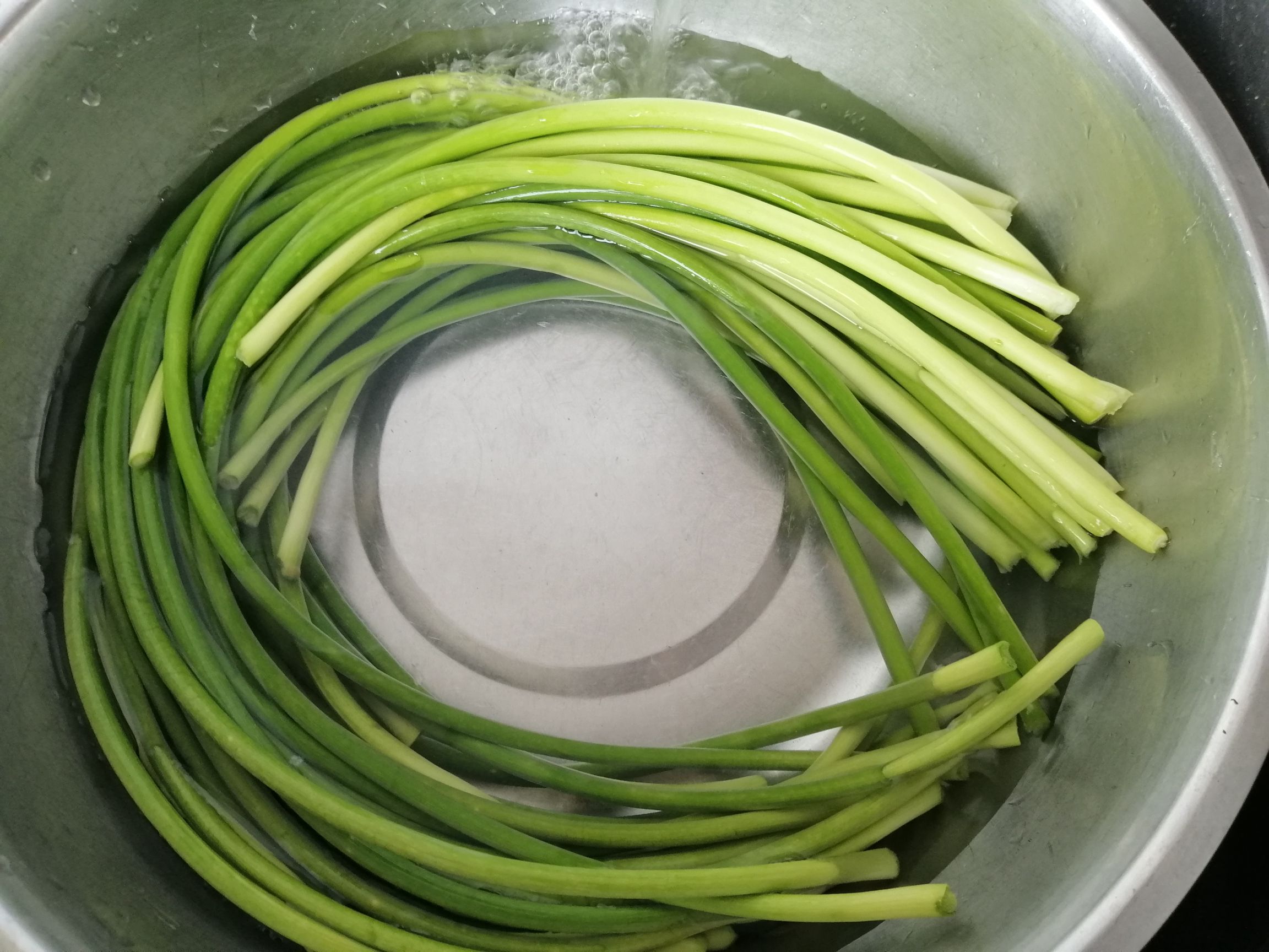 蒜苔炒肉，小朋友來做菜的做法-家常味炒菜譜