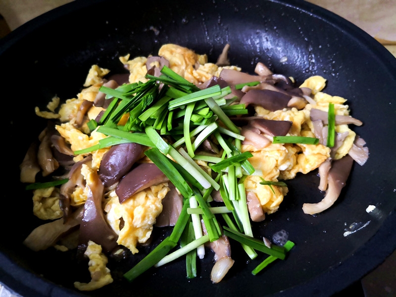 雞蛋炒蘑菇的做法-家常味炒菜譜