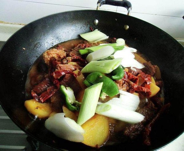 大盤牛肉的做法-香辣味燒菜譜-易網(wǎng)健康養(yǎng)生網(wǎng) 大盤牛肉的做法-香辣味燒菜譜