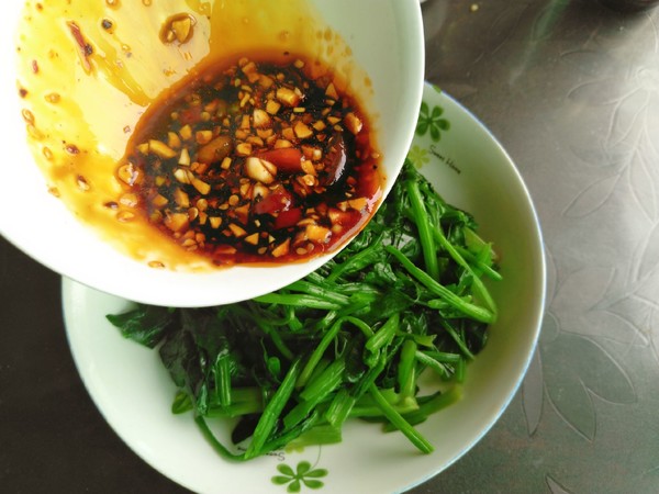 涼拌菠菜的做法-酸辣味煮菜譜