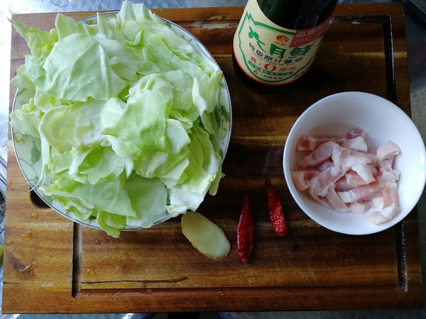 手撕包菜炒肉的做法-咸鮮味炒菜譜-易網<a href=http://www.gyfww.com/ target=_blank class=infotextkey>健康養生</a>網 手撕包菜炒肉的做法-咸鮮味炒菜譜