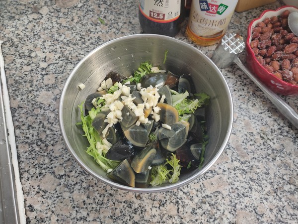 涼拌苦菊皮蛋花生米的做法-家常味拌菜譜