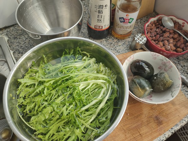 涼拌苦菊皮蛋花生米的做法-家常味拌菜譜
