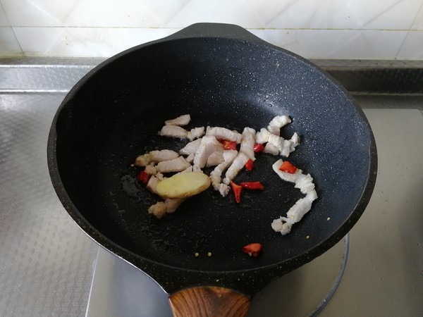 手撕包菜炒肉的做法-咸鮮味炒菜譜-易網健康養生網 手撕包菜炒肉的做法-咸鮮味炒菜譜