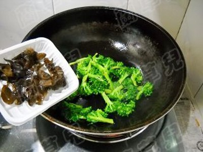 蘭花木耳炒雞蛋的做法-家常味炒菜譜