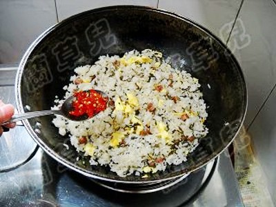 雪菜蛋炒飯的做法-家常味炒菜譜
