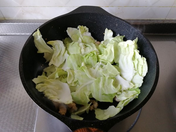 手撕包菜炒肉的做法-咸鮮味炒菜譜-易網健康養生網 手撕包菜炒肉的做法-咸鮮味炒菜譜