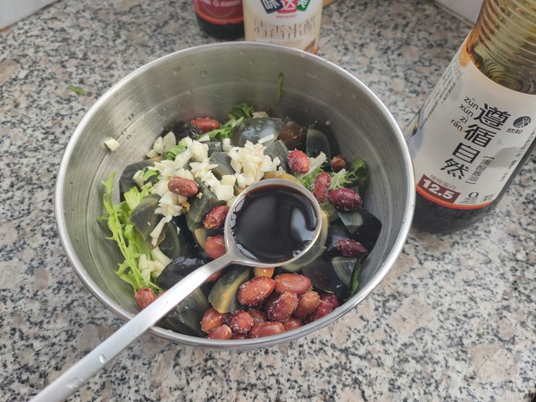 涼拌苦菊皮蛋花生米的做法-家常味拌菜譜