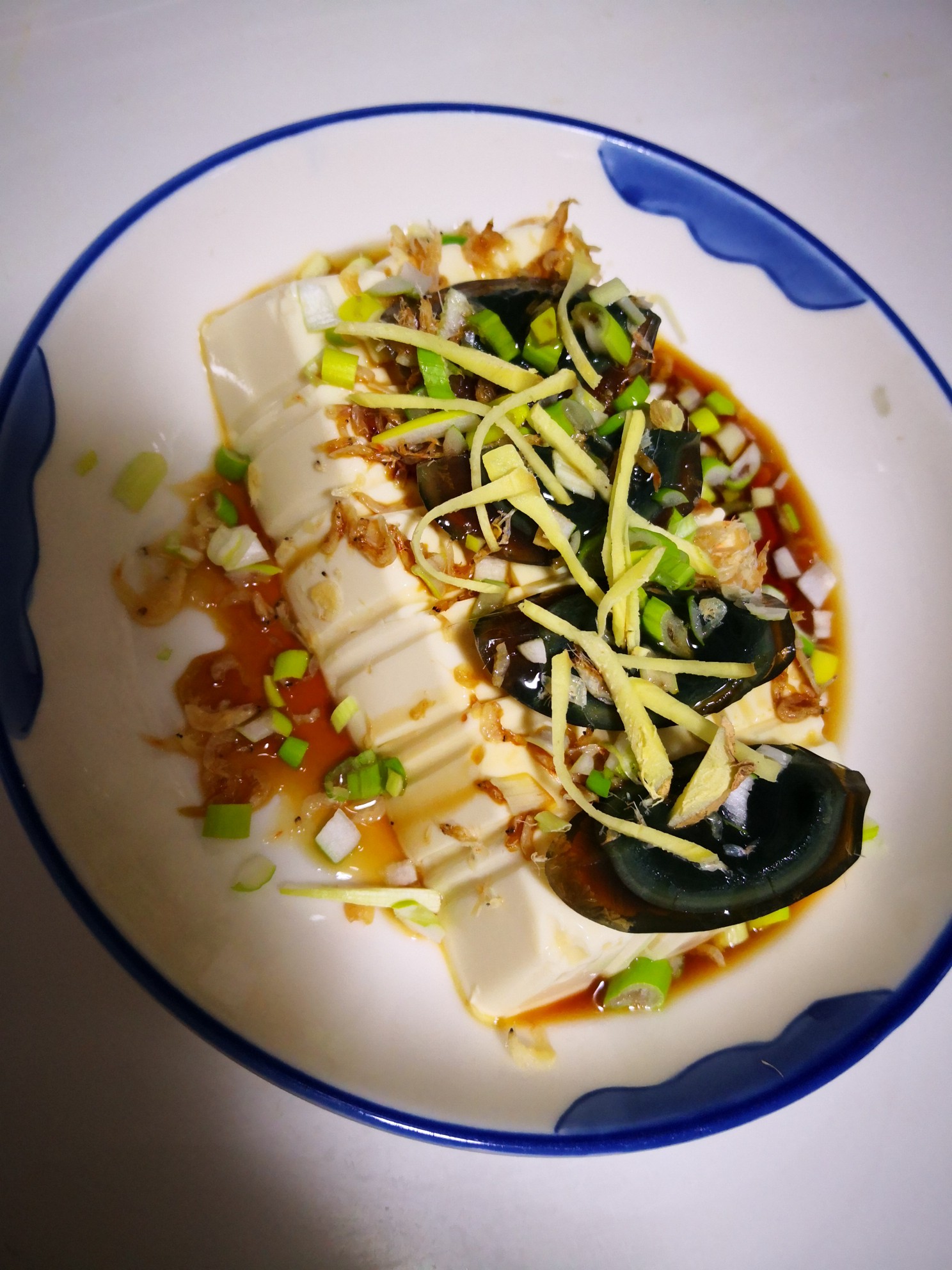 蔥香皮蛋豆腐的做法-蔥香味拌菜譜