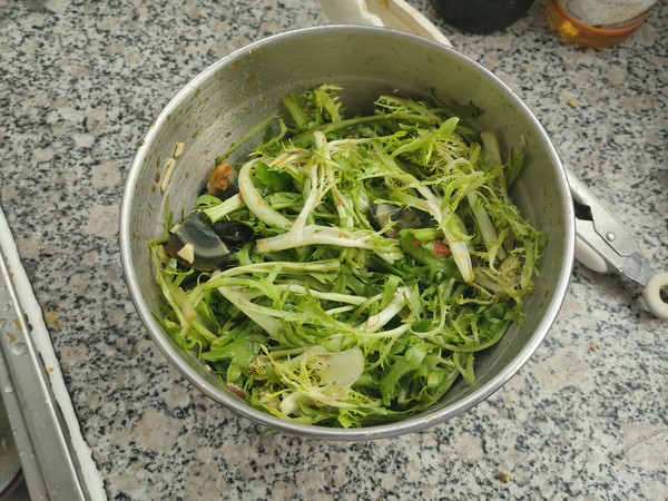 涼拌苦菊皮蛋花生米的做法-家常味拌菜譜