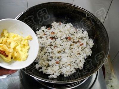 雪菜蛋炒飯的做法-家常味炒菜譜
