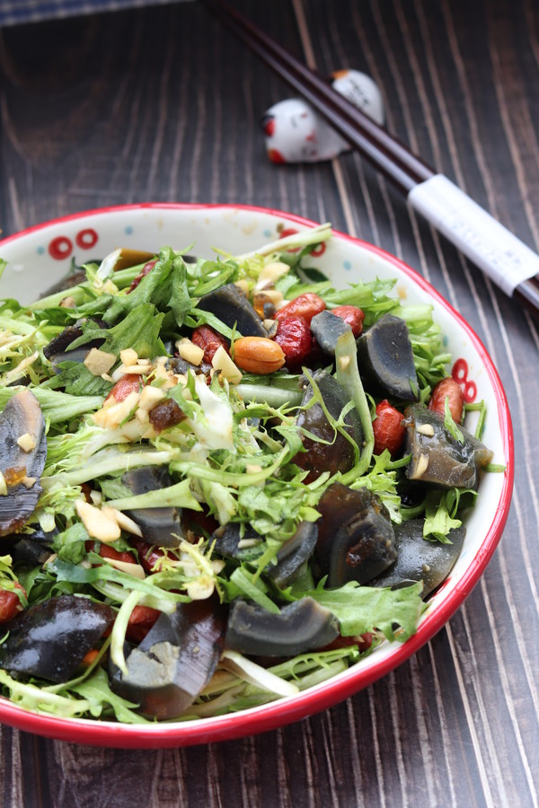 涼拌苦菊皮蛋花生米的做法-家常味拌菜譜