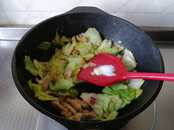 手撕包菜炒肉的做法-咸鮮味炒菜譜-易網健康養生網 手撕包菜炒肉的做法-咸鮮味炒菜譜