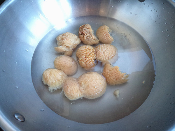 猴頭菇煲雞湯的做法-咸鮮味煲菜譜