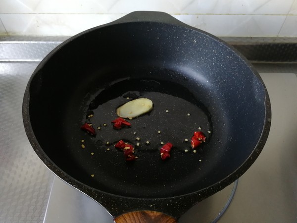 手撕包菜炒肉的做法-咸鮮味炒菜譜-易網健康養生網 手撕包菜炒肉的做法-咸鮮味炒菜譜