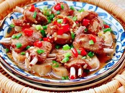 杏鮑菇蒸雞翅的做法-香辣味蒸菜譜